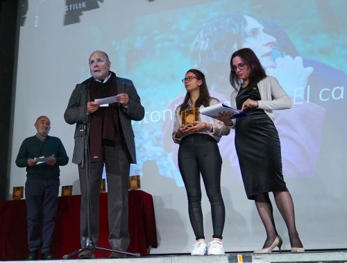 A. Garcia Ferrer legge la motivazione del Premio Miglior Interprete ad Antonia Zegers in "El castigo" di Matías Bize